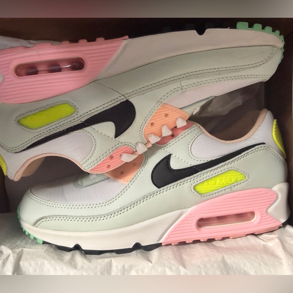 Women’s Nike Air Max 90
